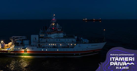 Tutkimusalus Aranda merellä loppukesän hämärässä yössä. Arandan tutkimuskannen ja sisätilojen valot sekä kauempana merellä olevan toisen aluksen valot loistavat yön hämärässä.